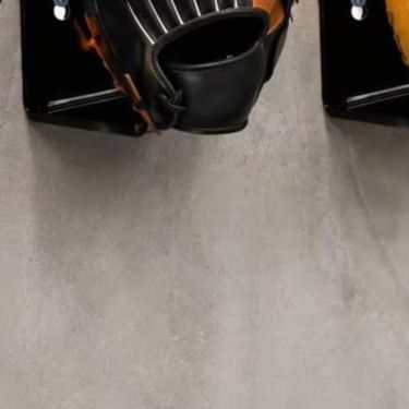 Sports Equipment Gift Ideas - أفكار هدايا لمحبي البيسبول: حامل قفاز